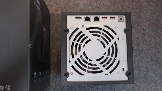 威联通Qu405-N355实测：四盘位NAS性价比之王，藏着AI的存储神器
