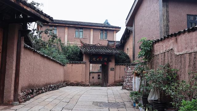 西昌明代古村，茶马古道上的驿站，大石板盖房子，家家都是大别墅