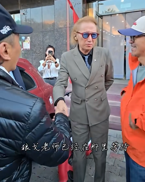 俞敏洪新疆旅行，大早上喝“上马酒”，还跟美女老板一起走秀