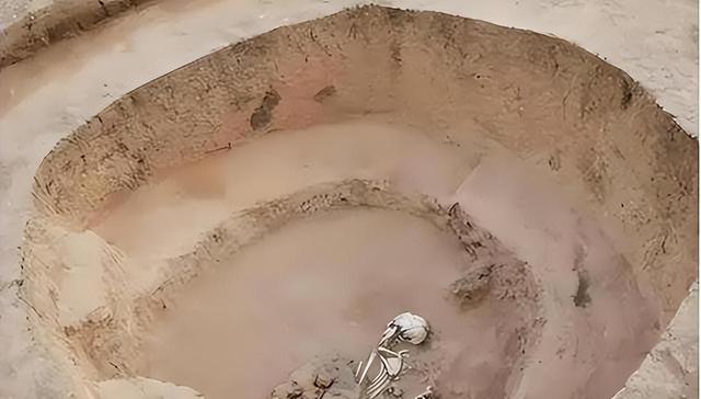 伊朗一对“情侣”躲进谷仓中拥吻，被发现时，已经吻了2800年