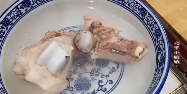 炖大骨头10人9错，大厨教你饭店不外传的秘诀，汤浓白好...