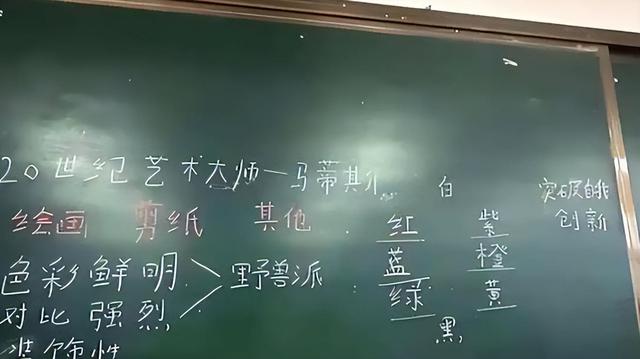 女老师自创“幼态字体”走红，被家长投诉停职，字丑就不能教书吗