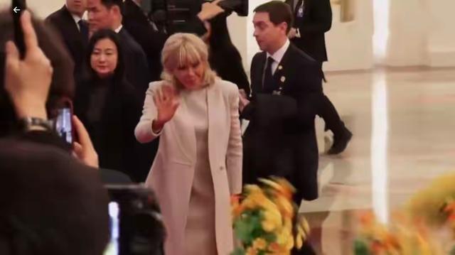 法国总统携夫人访华，72布丽吉特两套衣服干练减龄，展显女人魅力