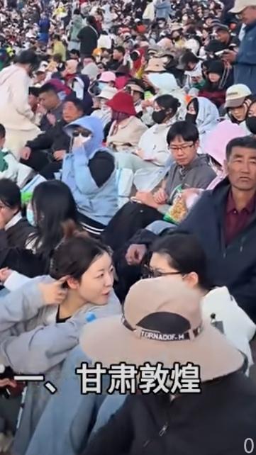 躲床上看今年国庆人挤人