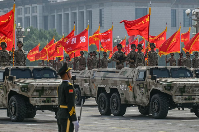 阅兵结束不到24小时，特朗普当着30国的面，对中国发出威胁