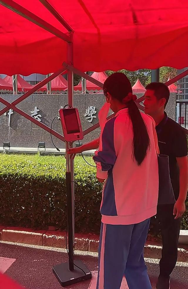 房子斌一家游大理，杨雨婷脸肿馒化严重，18岁女儿大学曝光太优秀