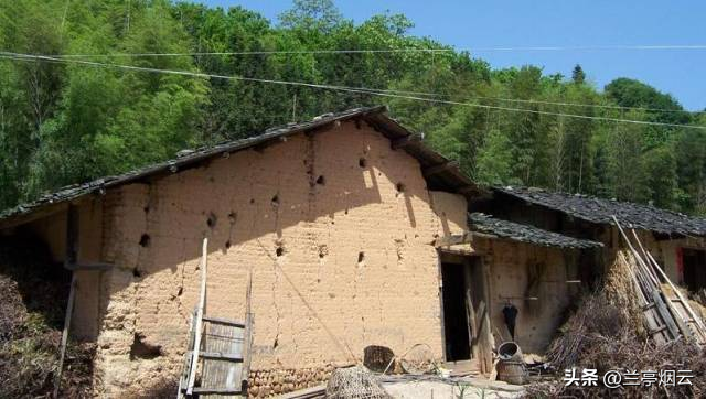 出嫁时继父给我3000陪嫁，1年后去取钱，输入密码后我愣住了