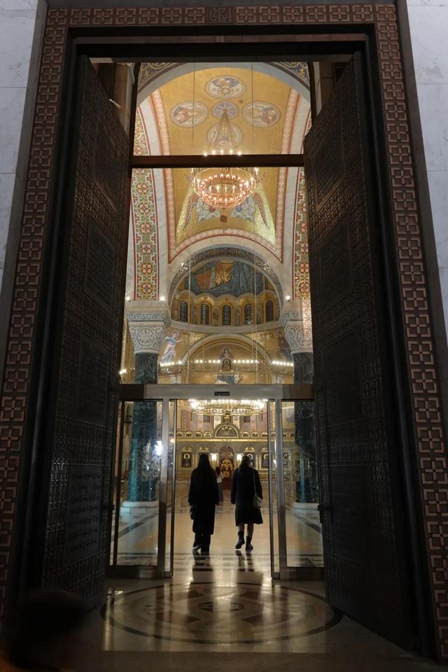 塞尔维亚，老贝城的圣萨瓦大教堂，马赛克壁画把金色用到极致典雅