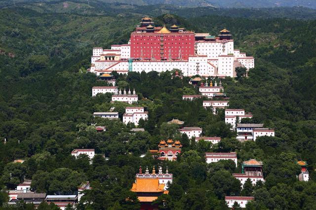 王俊凯绝对没想到：他和夫人竟然在河北承德避暑山庄“大开眼界	”