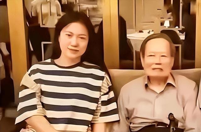 翁帆出现在葬礼！着黑色衣裳站在首位，双眼哭肿，送丈夫最后一程