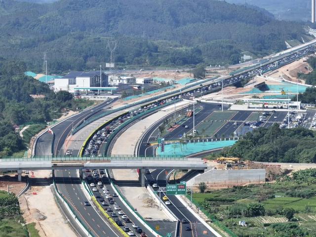 2025国庆“堵城”榜出炉：这座三线小城竟碾压成都，摘得“堵王”