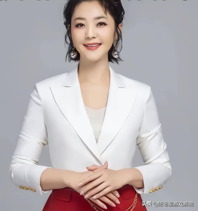 51岁主持人方琼：嫁给电视台领导，21岁儿子不仅长得像她还是学霸