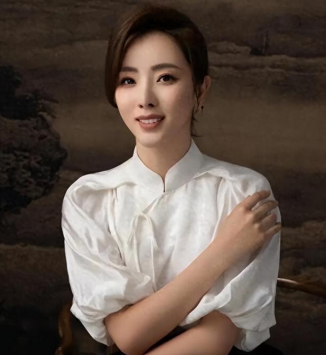 被传嫁大36岁富豪，3年生2子后抑郁，从央视辞职的她，如今怎么样