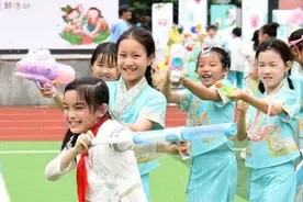 谁说云南才有泼水节？闵行这所小学“六一”开泼了！图片