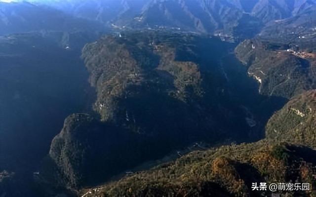 冬日三峡库区现色彩狂欢，秭归山村如宝石散落，错过等一年