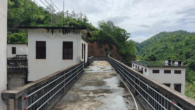 上当了！玩水挖沙捞鱼露营“宝藏地”，荷泗长潭水电站原来这样的