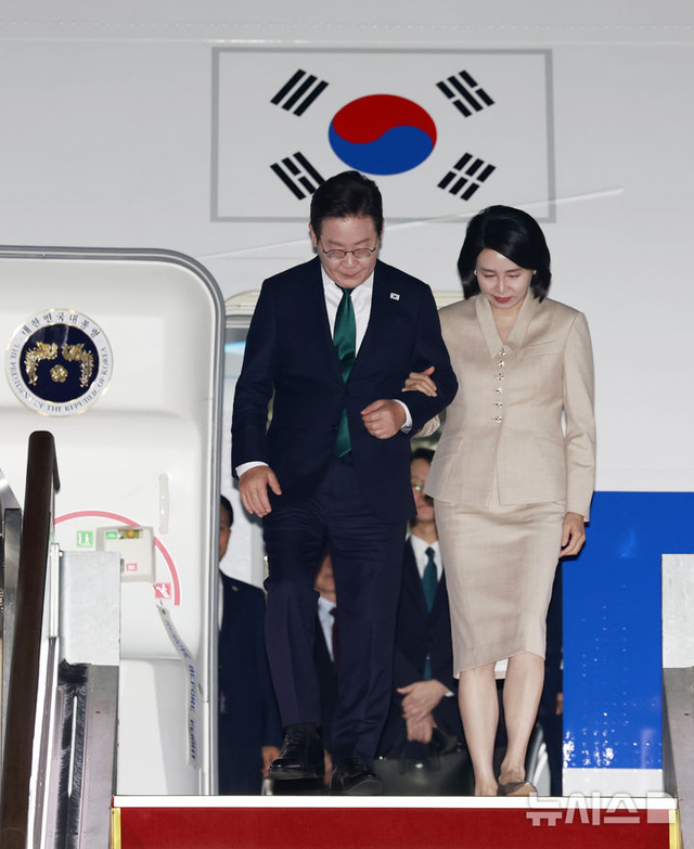 韩国第一夫人惊艳了埃及！59岁穿丝绸收腰裙，小腹凸起也难掩风韵