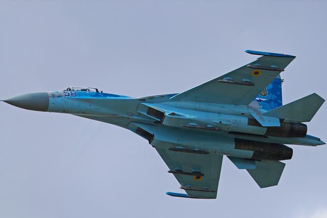 乌抵抗运动成员潜入俄机场，点燃两架苏-30战斗机	，未被发现离开