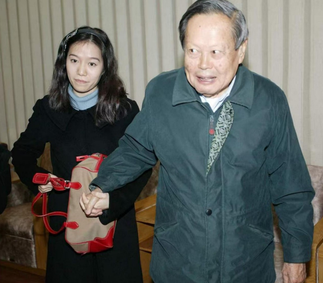 令人反感！杨振宁老先生去世7天后，恶心的一幕在互联网就上演了