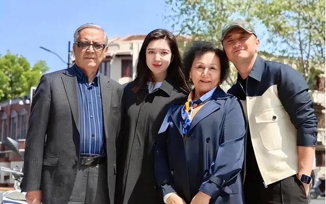 离过年不到俩月，42岁尼格买提高调官宣喜讯，前妻帕夏古丽后悔吗