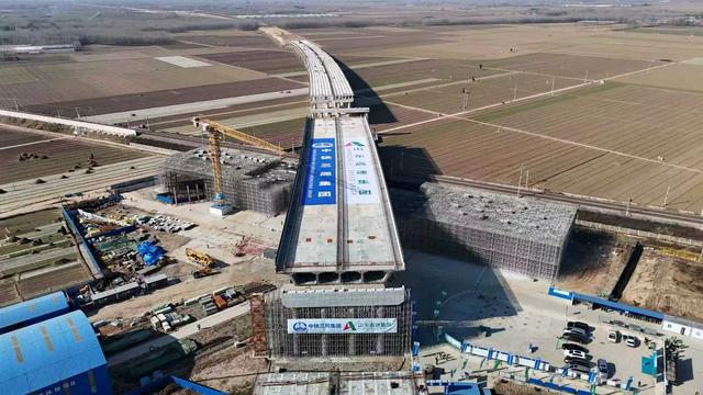 齐临高速上跨邯济铁路转体立交桥成功转体