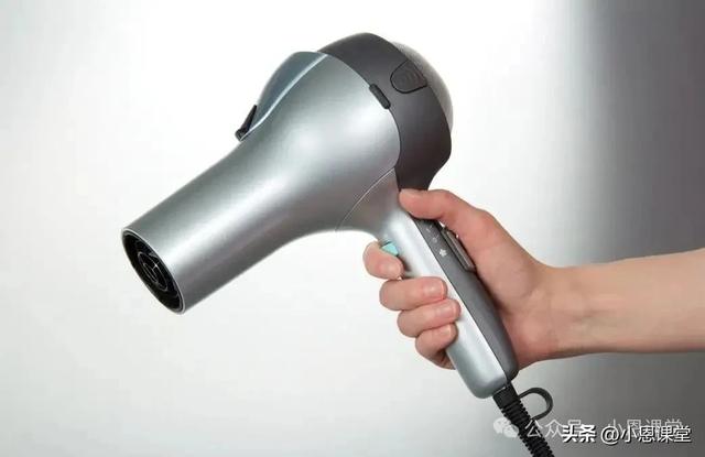 手机进水正确处理方法是什么？这些步骤很重要，正确处理就能救！