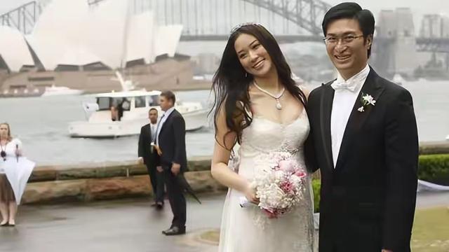 她14岁已是“人间尤物”， 被首富看中花10亿娶回家， 8年生了四胎