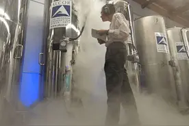 美国一富豪被冷冻50年，原定2017年苏醒，解冻时工作人员紧急叫停图片