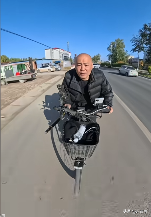 一人挣钱全家花！岳云鹏弟弟全国骑行看望老母，有哥在啥都不用干