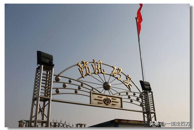 漫步丹东鸭绿江畔，可以隔江望见对岸的朝鲜