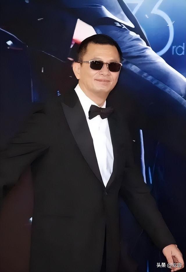 陪玩陪睡只是开胃菜，袭警、舔手指、集体嫖娼，背后的事捂不住了