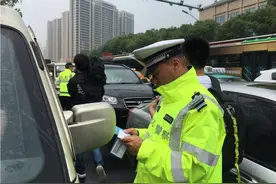 交警查车为什么不会每一辆都查？老司机：记住5点，交警不会管你图片