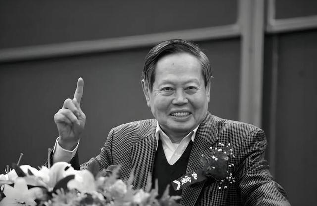 演都不演了！杨振宁去世仅4天，恶心的一幕出现，结局大快人心