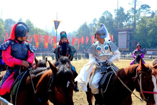 战马嘶风处：三英战吕布的三十年武魂