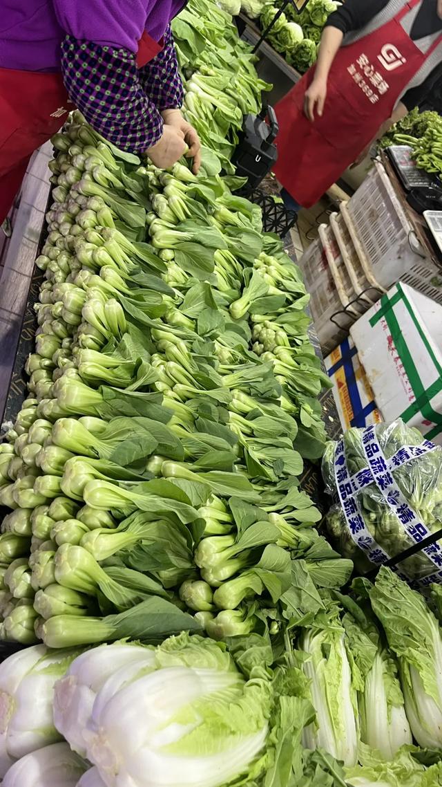 轨道直达的赶场地！地方超大，东西多，买菜这些超方便