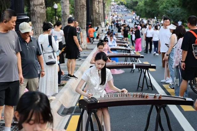 新民大街太火爆了！长春很多人都去了！今天咱也必须去！