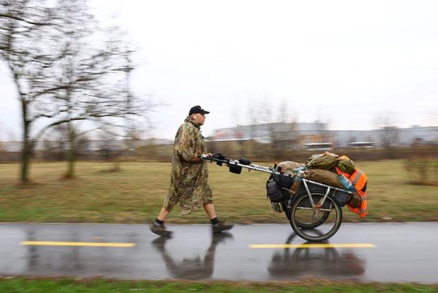 一场打赌，他从南美走路回英国！快6万公里走了27年，快到家了