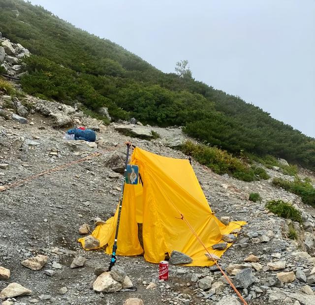 日本一网友登山后夜宿山顶，随手一张照片引爆日网：离谱又震撼…