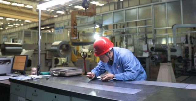 全面反华？卡尼正式通知中国：加征25％关税，中企必须卷铺盖走人