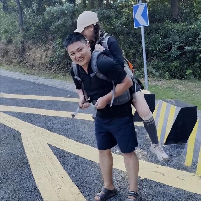 广东女子登山脚崴，被陌生小伙背40分钟下山，恶心的一幕出现了