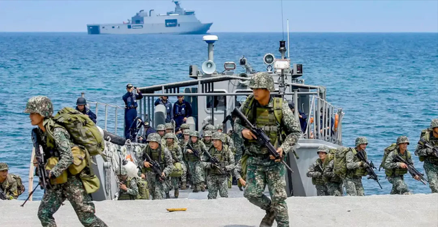 太突然！菲律宾20艘渔船“铁索连环”闯黄岩岛，马科斯这招真的狠