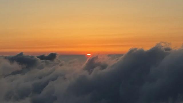 泰山日出云海：山巅的一场盛大晨光宴