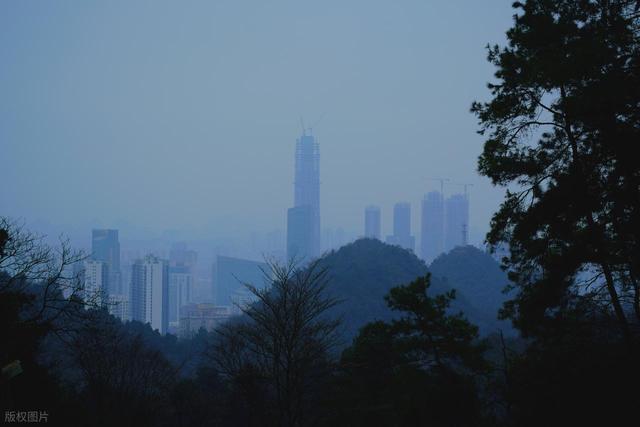 我是甘肃人去了贵阳和昆明，直言不讳：贵阳跟昆明天差地别