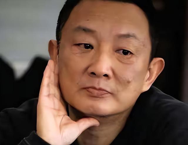 与四婚名导同居三年流产两次不结婚，转身下嫁穷小子，如今咋样？