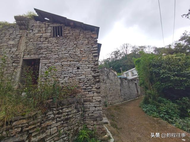 偏远乡野中寻找一个古寺遗址，探险一个深邃溶洞