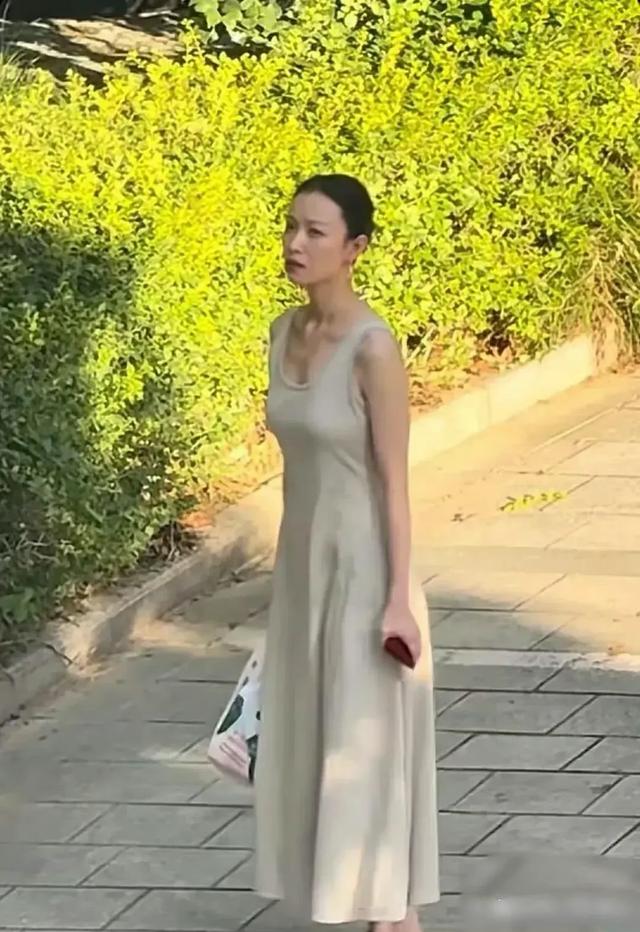 原来倪妮现实中长这样，不得不说，不仅长得漂亮，身材比例也很好