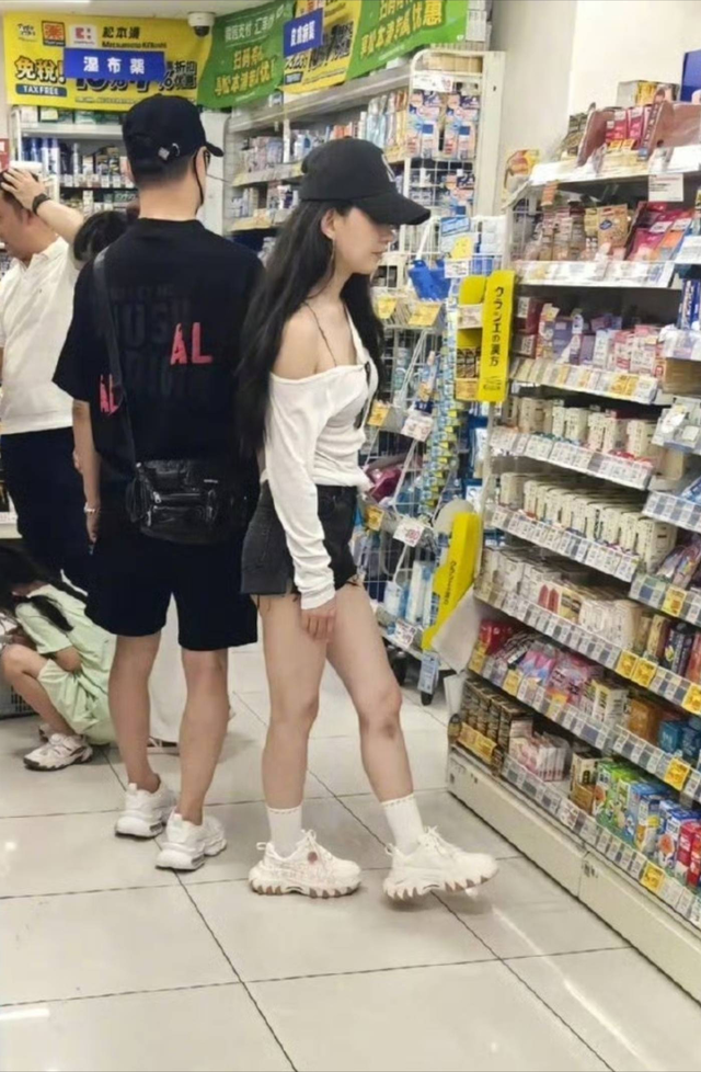 汪峰与森林北日本买药被拍，女方膝盖满是瘀青，身材比例引争议