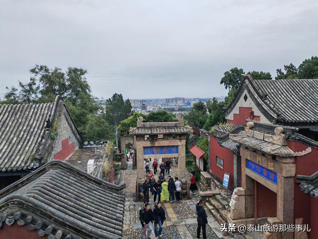泰安：雨中的泰山红门登山口，280元登山助力机器人，你试过吗？