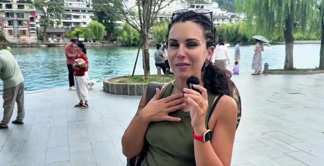 善美把西蒙弄丢，中国行很平淡！西蒙跟新女友确定关系，仍是少年