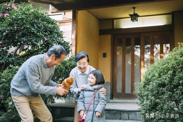 过了60岁，除了自己的孙子孙女，别人的小孩再喜欢，也不要太靠近